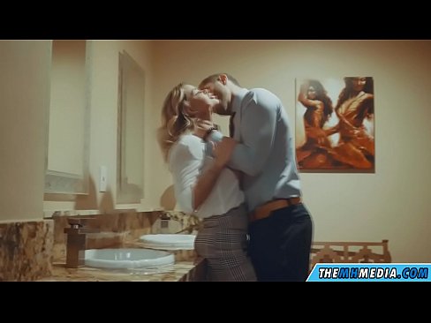 ❤️ Ke hoʻowalewale ʻia ʻoe e kahi blonde busty i kahi lumi hoʻomaha ākea ❤️❌ Sex video ia makou